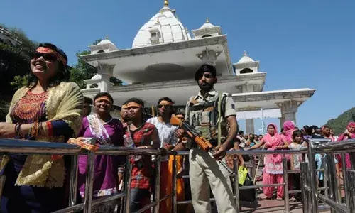 കൈയിൽ ഉണ്ടായിരുന്നത് ലൈസൻസ് കാലാവധി കഴിഞ്ഞ പിസ്റ്റൽ; കശ്മീരിലെ വൈഷ്ണോ ദേവീ ക്ഷേത്രത്തിൽ തോക്കുമായി യുവതി; നടന്നത് വൻ സുരക്ഷാ വീഴ്ച; കൈയ്യോടെ പൊക്കി പോലീസ്