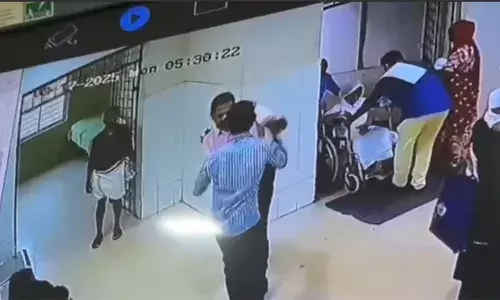 കണ്ണൂര്‍ ജില്ലാ ആശുപത്രി സെക്യൂരിറ്റി ജീവനക്കാരനെ സന്ദര്‍ശകന്‍ തള്ളിയിട്ട് മര്‍ദ്ദിച്ചു; ജീവനക്കാരന്റെ രണ്ട് കൈവിരലുകള്‍ക്കും പൊട്ടലേറ്റു; സി.സി.ടി.വി ദൃശ്യം പുറത്തുവന്നു