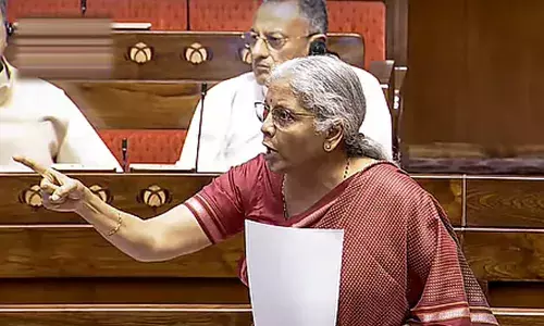 കേരളത്തില്‍ ബസില്‍ നിന്നിറങ്ങി ലഗേജുമായി പോകുന്നവര്‍ക്കും നോക്കുകൂലി ; ഇപ്പോള്‍ ഇല്ലെന്ന് മുഖ്യമന്ത്രി പറയുമ്പോള്‍ നേരത്തെ നോക്കുകൂലി ഉണ്ടായിരുന്നു എന്നല്ലേ? കമ്യൂണിസമാണ് കേരളത്തില്‍ വ്യവസായം നശിപ്പിച്ചത് എന്നും നിര്‍മ്മല സീതാരാമന്‍ രാജ്യസഭയില്‍; പ്രതിഷേധിച്ച് സിപിഎം അംഗങ്ങള്‍