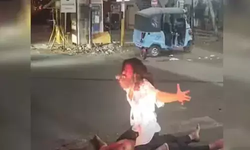 റോഡിന് നടുവിൽ ചോരയിൽ കുളിച്ച് നിന്ന് യുവാക്കൾ; കൂടെ അലറിവിളിയും; കാഴ്ച കണ്ട് ആളുകൾ പരിഭ്രാന്തരായി ഓടി; പോലീസ് എത്തിയപ്പോൾ സത്യാവസ്ഥ പുറത്ത്; രണ്ടിനെയും കൈയ്യോടെ പൊക്കി