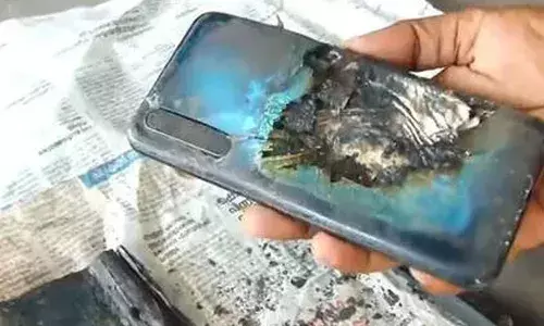 ബൈക്ക് ഓടിച്ചു കൊണ്ടിരിക്കെ പോക്കറ്റില്‍ സൂക്ഷിച്ച മൊബൈല്‍ ഫോണ്‍ പൊട്ടിത്തെറിച്ചു; യുവാവിന്റെ തുടയിലും സ്വകാര്യ ഭാഗങ്ങളിലും പൊള്ളിലേറ്റു