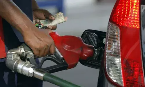 ബൈക്കിന് പെട്രോള്‍ അടിക്കാന്‍ എന്ന വ്യാജേന പമ്പില്‍ എത്തി; ജീവനക്കാരുടെ സമീപം വെച്ചിരുന്ന ബാഗ് പെട്ടെന്ന് തട്ടിയെടുത്ത് കടന്നുപോയി; കവര്‍ന്നത് 48000 രൂപ; മോഷ്ടാക്കള്‍ എത്തിയത് മാസ്‌ക് ധരിച്ച്; പ്രതികളെ തിരഞ്ഞ് പോലീസ്