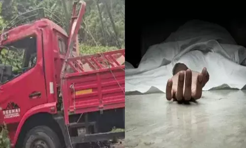 ഇറക്കത്തിൽ ടിപ്പർ ലോറിയുടെ നിയന്ത്രണം നഷ്ടപ്പെട്ടു; റോഡിൽ തലകീഴായി മറിഞ്ഞ് അപകടം; ഒരാൾക്ക് ദാരുണാന്ത്യം; രണ്ടുപേർക്ക് പരിക്ക്; സംഭവം കോഴിക്കോട്