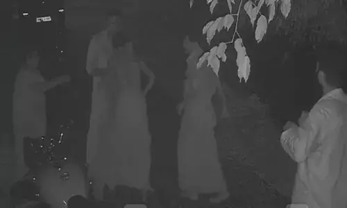 തൃശൂരില്‍ അച്ഛനെയും മകനെയും ഗൂണ്ടകള്‍ വെട്ടി പരുക്കേല്‍പ്പിച്ചു; ഇരുവരും മെഡിക്കല്‍ കോളേജില്‍ ചികിത്സയില്‍; ആക്രമണത്തിന്റെ സിസി ടിവി ദൃശ്യങ്ങള്‍ പുറത്ത്