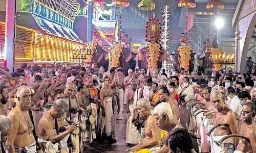 ഭഗവാന്റെ ആറാട്ടിന് ശേഷം സ്വര്‍ണ്ണധ്വജത്തിലെ സപ്തവര്‍ണ്ണക്കൊടി ഇറക്കി; ഗുരുവായൂരില്‍ പത്ത് ദിവസം നീണ്ടു നിന്ന ഉത്സവാഘോഷങ്ങള്‍ക്ക് കൊടിയിറങ്ങി