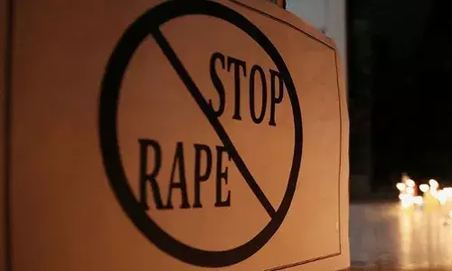 സഹോദരിമാരെ രണ്ട് വര്‍ഷമായി പീഡിപ്പിച്ചുവെന്ന പരാതി; അമ്മയുടെ ആണ്‍സുഹൃത്ത് കസ്റ്റഡിയില്‍; അതിക്രമം പുറത്ത് അറിയുന്നത് സ്‌കൂളിലെ സുഹൃത്തിന് എഴുതിയ കത്തില്‍; പോലീസ് ഇയാളെ ചോദ്യം ചെയ്യുന്നു