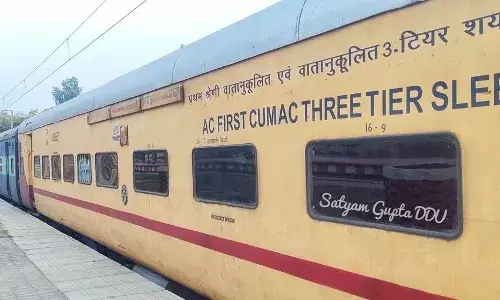 ട്രെയിൻ യാത്രക്കിടെ ടിടിഇയുടെ തുറിച്ചുനോട്ടവും അനുചിതമായ ആംഗ്യങ്ങളും; പിന്നാലെ യുവതിയുടെ ഫോണിൽ നിരന്തരം അശ്ലീല മെസേജുകൾ; ട്രൂകോളർ തപ്പിയപ്പോൾ കണ്ടത് ടിക്കറ്റ് പരിശോധിച്ച ടിടിഇയുടെ ഫോട്ടോ; ടിടിഇയ്ക്ക് കിട്ടിയത് എട്ടിന്റെ പണി