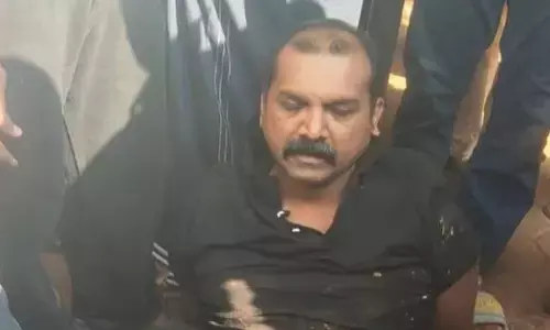 ബാങ്ക് ജീവനക്കാരിയായ ഭാര്യയെ ഭർത്താവ് വെട്ടിപ്പരിക്കേൽപ്പിച്ചു; വെട്ടേറ്റ് ബാങ്കിനകത്ത് ഓടിക്കയറിയതും വീണ്ടും വെട്ടി; പരിഭ്രാന്തിയിൽ ആളുകൾ; ഗുരുതര പരിക്ക്; പ്രതിയെ നാട്ടുകാര്‍ ചേർന്ന് കീഴ്‌പ്പെടുത്തി