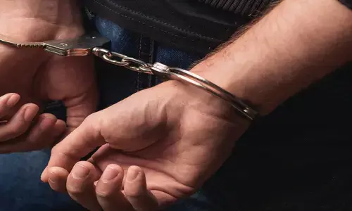 ബസ് കാത്തിരിപ്പ് കേന്ദ്രത്തിൽ വന്നിരുന്നവർക്ക് പരുങ്ങൽ ഭാവം; പിടിച്ചുനിർത്തി പരിശോധിച്ചു; കഞ്ചാവുമായി രണ്ട് കാപ്പ പ്രതികളെ പിടികൂടി