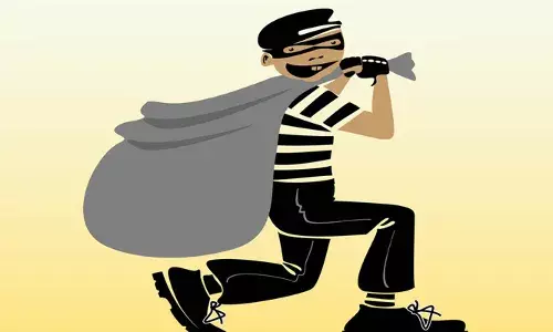 നിര്‍ത്തിയിട്ട കാറിന്റെ ഗ്ലാസ് തകര്‍ത്ത് 40 ലക്ഷം കവര്‍ന്നതായി പരാതി; ബൈക്കിലെത്തിയ മോഷ്ടാക്കള്‍ ചാക്കുമായി പോകുന്ന ദൃശ്യം പുറത്ത്