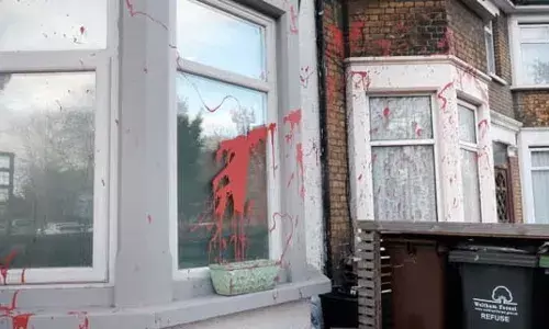 യുകെയില്‍ ചൈനീസ് വംശജരുടെ വീടുകള്‍ക്ക് നേരെ ചുവന്ന പെയിന്റ് ആക്രമണം; അന്വേഷണം ആവശ്യപ്പെട്ട് ഹോം ഡിപ്പാര്‍ട്ട്‌മെന്റിന് പരാതി