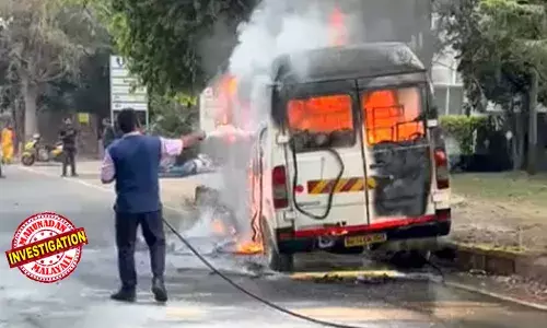 ടോണറുകള്‍ തുടയ്ക്കാന്‍ ഉപയോഗിക്കുന്ന തുണിയില്‍ തീപിടിപ്പിച്ച് ബസില്‍ ഇട്ടു;  തീപടര്‍ന്നപ്പോള്‍ ചാടി ഇറങ്ങി;  ഡ്രൈവറില്ലാതെ ഓടിയ ബസ് നിന്നത് മരത്തില്‍ ഇടിച്ച്;  സ്വകാര്യ കമ്പനിയിലെ മിനി ബസ് തീപ്പിടിപ്പിച്ച് ആസൂത്രിത കൊലപാതകം; പിന്നില്‍ ഡ്രൈവറുടെ പക