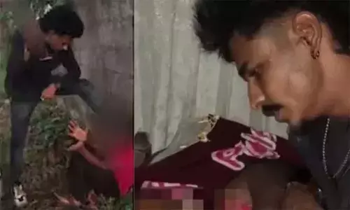 പെണ്‍സുഹൃത്തിനോട് സംസാരിച്ചു; പണി സിനിമ അനുകരിച്ച് വീട്ടില്‍ ഉറങ്ങിക്കിടന്ന യുവാവിനെ കത്തിയുമായെത്തി ക്രൂരമായി ആക്രമിച്ച് കാപ്പ പ്രതി; മര്‍ദ്ദന ദൃശ്യം വാട്‌സ് അപ്പ് സ്റ്റാറ്റസാക്കി