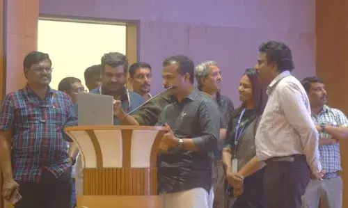 എം.എല്‍.എയുടെ മകള്‍ക്ക് ലൈവായി ജനന സര്‍ട്ടിഫിക്കറ്റ്, സ്മാര്‍ട്ട് ഗവേര്‍ണന്‍സിന് സാക്ഷികളായി നിയമസഭാ സാമാജികര്‍