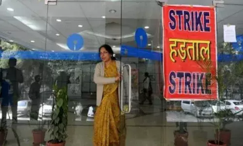 തുടര്‍ച്ചയായി നാലുദിവസം ബാങ്ക് അടഞ്ഞുകിടക്കുമെന്ന ആശങ്ക വേണ്ട;  ഈ മാസം 24 നും 25 നും പ്രഖ്യാപിച്ച അഖിലേന്ത്യ ബാങ്ക് പണിമുടക്ക് മാറ്റി വച്ചു; ചീഫ് ലേബര്‍ കമ്മീഷണര്‍ വിളിച്ച അനുരഞ്ജന ചര്‍ച്ചയില്‍ തീരുമാനം