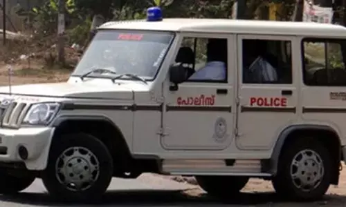 പുലർച്ചെ ജോലി കഴിഞ്ഞ് താമസ സ്ഥലത്തേക്ക് പോകവേ പിടിച്ചുനിർത്തി; ബാര്‍ ജീവനക്കാരനെ കത്തി കാട്ടി ഭീക്ഷണിപ്പെടുത്തി കവര്‍ച്ച; കേസിൽ നാലു പേരെ പൊക്കി പോലീസ്