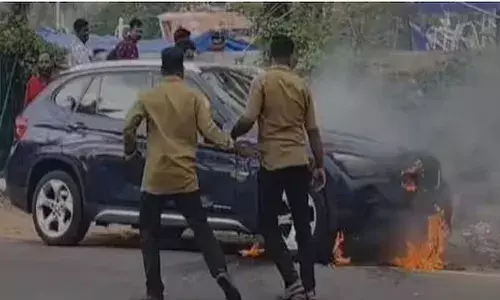 ഓടിക്കൊണ്ടിരിക്കവേ ബോണറ്റിൽ നിന്നും കറുത്ത പുക ഉയർന്നു; തിരുവനന്തപുരത്ത് ബിഎംഡബ്ള്യു കാർ കത്തി നശിച്ചു; യാത്രക്കാർ രക്ഷപ്പെട്ടത് തലനാരിഴയ്ക്ക്; വൻ അപകടം ഒഴിവായത് ഇങ്ങനെ!