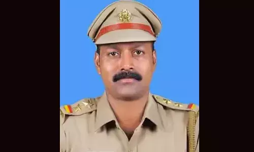 യാത്രയയപ്പിന് എല്ലാം ഒരുക്കി സഹപ്രവര്‍ത്തകര്‍ കാത്തിരുന്നു; അന്വേഷിച്ച് വീട്ടില്‍ എത്തിയപ്പോള്‍ എം വി ഡി ഉദ്യോഗസ്ഥന്‍ കാറിനുള്ളില്‍ മരിച്ച നിലയില്‍; അസ്വാഭാവിക മരണത്തിന് കേസ്