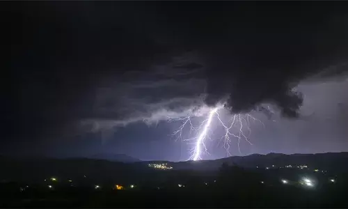 പാലായിൽ ഇടിമിന്നലേറ്റ് അപകടം; സഹോദരങ്ങൾക്ക് പരിക്ക്; ആശുപത്രിയിൽ പ്രവേശിപ്പിച്ചു; പുറത്തിറങ്ങുമ്പോൾ സൂക്ഷിക്കണമെന്ന് മുന്നറിയിപ്പ്
