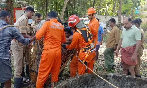 60 അടി താഴ്ചയുള്ള കിണറ്റില്‍ വീണ യുവാവിനെ രക്ഷിക്കാനിറങ്ങിയ ആളും കുടുങ്ങി; വീണത് ആള്‍മറയുള്ള കിണറില്‍ അഞ്ച് അടിയോളം വെള്ളവുമുള്ള കിണറ്റില്‍; രക്ഷക്കെത്തി ഫയര്‍ഫോഴ്സ്