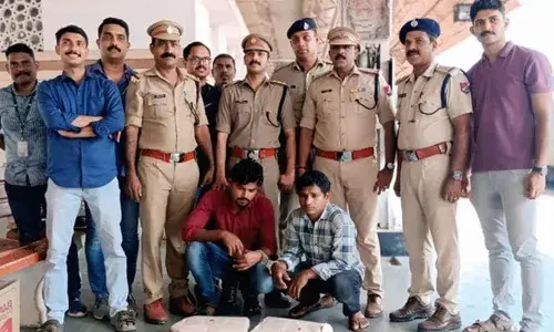 തീവണ്ടിയില്‍ എക്സൈസും ആര്‍.പി.എഫും ചേര്‍ന്ന് പരിശോധന; പിടികൂടിയത് 8.2 കിലോഗ്രാം കഞ്ചാവ്; രണ്ട് ഒഡീഷ സ്വദേശികള്‍ പിടിയില്‍; പിടികൂടിയത് ചെന്നൈ സൂപ്പര്‍ഫാസ്റ്റ് മെയിലില്‍ നിന്നും