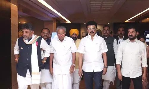 മണ്ഡല പുനര്‍നിര്‍ണയം 25 വര്‍ഷത്തേക്ക് മരവിപ്പിക്കണം; സംസ്ഥാനങ്ങളുടെ ശക്തി കുറയ്ക്കുകയാണ് ബിജെപി ലക്ഷ്യമെന്ന് സ്റ്റാലിന്‍; തലയ്ക്കു മുകളില്‍ തൂങ്ങിക്കിടക്കുന്ന വാളെന്ന് പിണറായി വിജയന്‍; കേന്ദ്രം സുതാര്യതയും വ്യക്തതയും പുലര്‍ത്താത്തില്‍ ആശങ്ക അറിയിച്ച് ചെന്നൈ സമ്മേളന പ്രമേയം; നാടകമെന്ന് ബിജെപി