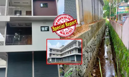 തോടു നികത്തി അനധികൃത കെട്ടിട നിര്‍മാണം; നാലര മീറ്ററുണ്ടായിരുന്ന തോടില്‍ മൂന്ന് മീറ്ററും കയ്യേറി നിര്‍മാണം; തോട് കയ്യേറ്റം ശ്രദ്ധയില്‍ പെട്ടപ്പോള്‍ കെട്ടിടത്തിന് നമ്പര്‍ നല്‍കാതെ കുന്നത്തുനാട് പഞ്ചായത്ത്; കയ്യേറ്റക്കാരന് വേണ്ടി ട്വന്റി 20 ഭരണസമതിക്കെതിരെ നുണ പ്രചരണവുമായി സിപിഎമ്മും ദേശാഭിമാനിയും