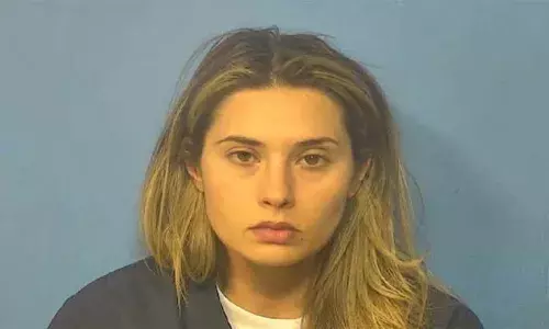 പതിനഞ്ചുകാരനായ വിദ്യാര്‍ഥിയെ ലൈംഗികമായി പീഡിപ്പിച്ച  അധ്യാപിക പിടിയില്‍; കുട്ടിയുടെ ഫോണിലേക്ക് അയച്ച എസ്എംഎസ് അമ്മ  കണ്ടതോടെ പീഡന വിവരം പുറത്തായി