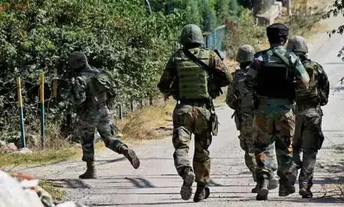 കശ്മീരില്‍ തീവ്രവാദികളും സുരക്ഷാസേനയും തമ്മില്‍ ഏറ്റുമുട്ടല്‍; ഹിരാനഗര്‍ സെക്ടറില്‍ ഏറ്റുമുട്ടല്‍ തീവ്രവാദികള്‍ക്കായി തിരച്ചില്‍ തുടങ്ങിയതോടെ