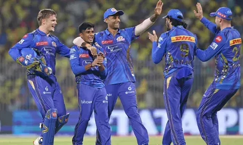 അതിവേഗ അര്‍ധ സെഞ്ചുറിയുമായി കുതിച്ച ചെന്നൈ നായകന്‍ ഗെയ്ക്വാദിനെ വില്‍ ജാക്‌സിന്റെ കയ്യിലെത്തിച്ച് മടക്കി; പിന്നാലെ ശിവം ദുബെയുടെയും ദീപക് ഹൂഡയുടെയും വിക്കറ്റുകള്‍; മൂന്ന് ഓവറിനിടെ മൂന്ന് വിക്കറ്റുകളുമായി ഐപിഎല്‍ അരങ്ങേറ്റം ഗംഭീരമാക്കി വിഘ്നേഷ് പുത്തൂര്‍; മുംബൈ ഇന്ത്യന്‍സിന്റെ ഇംപാക്ട് പ്ലയറായി വരവറിയിച്ച് മലയാളി താരം