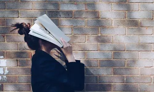 അധ്യാപകന്‍ ഉത്തരക്കടലാസ് അരമണിക്കൂറോളം പിടിച്ചു വെച്ചു; പരീക്ഷ പൂര്‍ത്തിയാക്കാനാവാതെ പ്ലസ്ടുവിദ്യാര്‍ത്ഥിനി