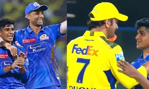 ഗെയ്ക്വാദിന്റെ ബാറ്റിംഗ് വെടിക്കെട്ടിന് കടിഞ്ഞാണിട്ടു; കണ്ണടച്ച് തുറക്കുംമുമ്പെ ദുബേയെയും ഹൂഡയെയും പുറത്താക്കി സ്വപ്‌നതുല്യമായ അരങ്ങേറ്റം;  വിഘ്നേഷിന്റെ തോളത്ത് തട്ടി അഭിനന്ദിച്ച് സാക്ഷാല്‍ ധോണി; മലയാളി താരത്തിന്റെ പോരാട്ടവീര്യത്തെ പ്രശംസിച്ച് സൂര്യകുമാര്‍ യാദവ്