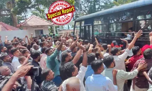 വീരന്മാരാ പോരാളികളേ.. കണ്ണൂരിന്റെ പോരാളികളെ... ചോരപ്പൂകൊണ്ടഭിവാദ്യങ്ങള്‍..;  സൂരജ് വധക്കേസിലെ കുറ്റവാളികളെ തലശ്ശേരി കോടതി വളപ്പില്‍ അഭിവാദ്യം ചെയ്ത് സിപിഎം പ്രവര്‍ത്തകര്‍