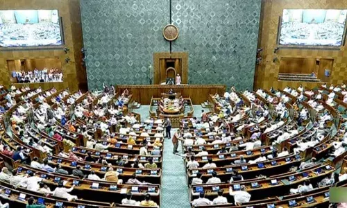 മാസം 1.24 ലക്ഷം, പെന്‍ഷന്‍ 31,000, ദിവസ അലവന്‍സ് 2500; എം പിമാരുടെ ശമ്പളവും മറ്റു ആനുകൂല്യങ്ങളും വര്‍ദ്ധിപ്പിച്ച് കേന്ദ്ര സര്‍ക്കാര്‍