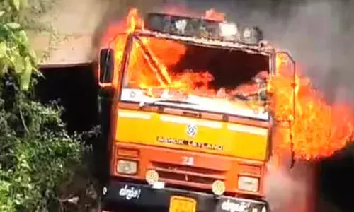 കൊയ്ത്തു മെതിയന്ത്രം കയറ്റി വന്ന ലോറിക്ക് തീപിടിച്ചു; വാഹനം പൂർണമായും കത്തി നശിച്ചു; സൂക്ഷിച്ചിരുന്ന ഗ്യാസ് സിലിണ്ടറും പൊട്ടിത്തെറിച്ചു; സംഭവം വിയപുരത്ത്