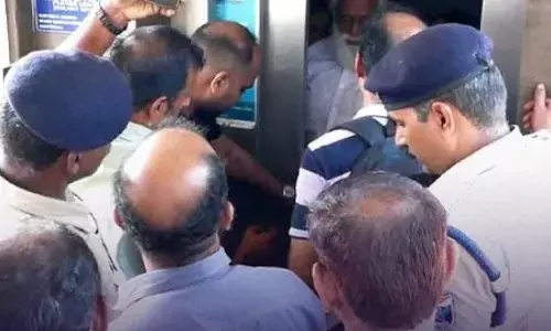 കണ്ണൂര്‍ റെയില്‍വേ സ്റ്റേഷനില്‍ ലിഫ്റ്റില്‍ കുടുങ്ങിയ അഞ്ച് യാത്രക്കാരുടെ വന്ദേഭാരതിലുള്ള യാത്ര മുടങ്ങി