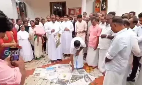 പത്രം പ്രസിദ്ധീകരിച്ച ലേഖനത്തിനെതിരെ പ്രതിഷേധം: മലയാള മനോരമ കത്തിച്ച് ആര്യങ്കാവ് സെന്റ് മേരീസ് ഇടവക പള്ളിവികാരിയും വിശ്വാസികളും