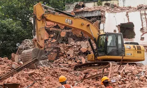 വിവാഹം ചെയ്തതിന് പിന്നാലെ കാമുകനുമായി ഒളിച്ചോടി; യുവാവിന്റെ ആറ് കെട്ടിടങ്ങള്‍ ബുള്‍ഡോസര്‍ കൊണ്ട് തകര്‍ത്ത് ഭര്‍ത്താവും കുടുംബവും; സംഭവത്തില്‍ ബുള്‍ഡോസര്‍ ഡ്രൈവറുള്‍പ്പടെ ആറു പേരെ പോലീസ് അറസ്റ്റു ചെയ്തു