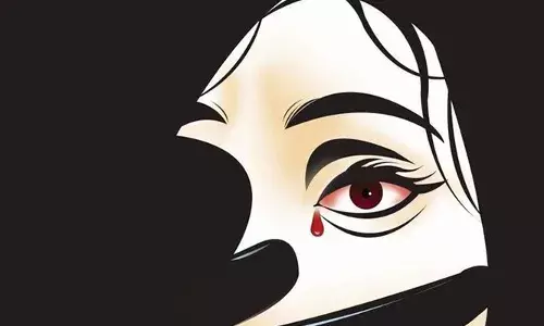 ഉറങ്ങാന്‍ കിടക്കവേ മുറിയിലേക്ക് രണ്ട് യുവാക്കളും രണ്ട് സ്ത്രീകളും അതിക്രമിച്ചു കയറി; അതിക്രമത്തിനിരയാക്കാന്‍ ശ്രമിച്ചു; പ്രതിരോധിച്ചപ്പോള്‍ കൈയ്യും കാലും കെട്ടിയിട്ടു ബാഗില്‍ ഉണ്ടായിരുന്ന പണവും സ്വര്‍ണം മോഷ്ടിച്ചു; പോലീസില്‍ പരാതി നല്‍കി ബോളിവുഡ് നടി