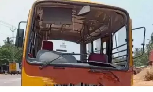 സ്കൂൾ ബസ് ലോറിക്ക് പിന്നിൽ ഇടിച്ച് അപകടം; ബസിന്റെ ഗ്ലാസ് പൂർണമായും തകർന്നു; 19 വിദ്യാർഥികൾക്ക് പരിക്ക്; ആശുപത്രിയിലേക്ക് മാറ്റി; സംഭവം തൃശൂരിൽ