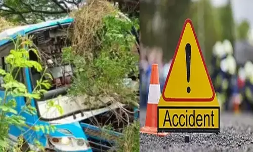 നിയന്ത്രണം തെറ്റിയെത്തിയ സ്വകാര്യ ബസ് നേരെ ബൈക്കിലും മരത്തിലും പോയി ഇടിച്ചു; ആറ് പേർക്ക് പരിക്ക്; ആശുപത്രിയിലേക്ക് മാറ്റി; അപകടം കാറിനെ ഓവർ ടേക്ക് ചെയ്യാൻ ശ്രമിക്കുന്നതിനിടെ