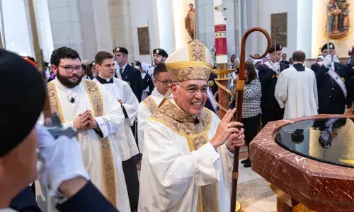 ഗാല്വെസ്റ്റണ്-ഹ്യൂസ്റ്റണ് അതിരൂപതയുടെ ആര്ച്ച് ബിഷപ്പ് വാസ്ക്വസിന്റെ സ്ഥാനാരോഹണ ചടങ്ങു് ഭക്തി നിര്ഭരമായി ഗാല്വെസ്റ്റണ്-ഹ്യൂസ്റ്റണ് അതിരൂപതയുടെ ആര്ച്ച് ബിഷപ്പ് വാസ്ക്വസിന്റെ സ്ഥാനാരോഹണ ചടങ്ങു് ഭക്തി നിര്ഭരമായി