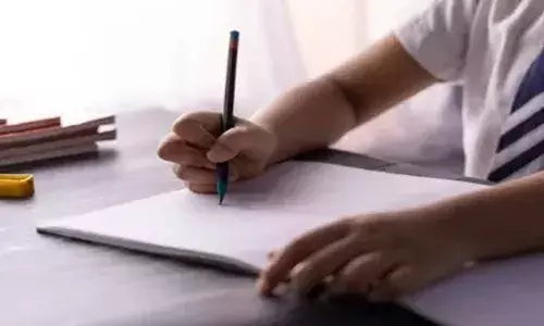 എസ്എസ്എല്‍സി പരീക്ഷയെഴുതാന്‍ വിദ്യാര്‍ഥി എത്തിയത് മദ്യലഹരിയില്‍; സംശയം തോന്നിയ അധ്യാപകര്‍ ബാഗ് പരിശോധിച്ചപ്പോള്‍ കണ്ടെത്തിയത് മദ്യക്കുപ്പിയും പണവും