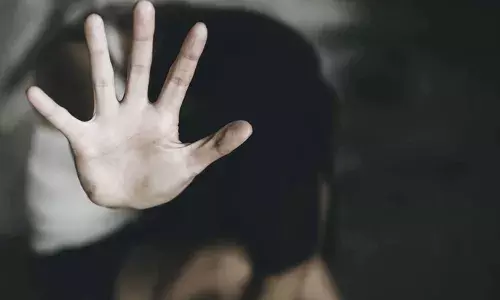 പതിനേഴുകാരിയെ തട്ടിക്കൊണ്ടു പോയി ശ്മശാനത്തിലെത്തിച്ച് ബലാത്സംഗത്തിനിരയാക്കി; പുറത്തുപറഞ്ഞാല്‍ കൊല്ലുമെന്ന് ഭീഷണിപ്പെടുത്തി: പ്രായപൂര്‍ത്തിയാകാത്ത പ്രതികള്‍ക്കായി തിരച്ചില്‍