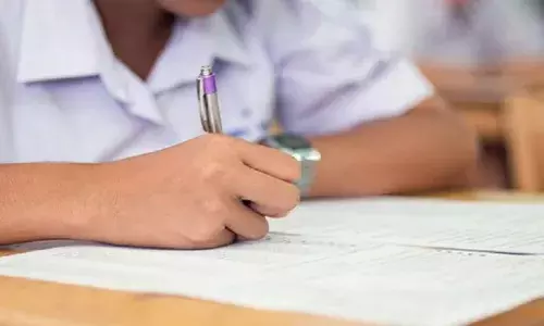 പത്താം ക്ലാസ് പരീക്ഷയുടെ അവസാന ദിവസം സ്‌കൂളില്‍ മദ്യവുമായി വിദ്യാര്‍ഥികള്‍; ഒരു വിദ്യാര്‍ഥി പരീക്ഷ എഴുതാന്‍ എത്തിയത് മദ്യപിച്ചിട്ട്; മുത്തശ്ശിയുടെ മോതിരം മോഷ്ടിച്ച് വിറ്റ 10,000 രൂപയും ബാഗില്‍; നാല് വിദ്യാര്‍ഥികള്‍ക്ക് കൗണ്‍സലിങ് നല്‍കാന്‍ ആറന്മുള പൊലീസ്