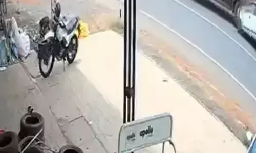 കാർ ലോറിയിൽ ഇടിച്ചുകയറി അപകടം; യാത്രക്കാരന് ഗുരുതര പരിക്ക്; മുഖത്തും കാലിനും ഇടികിട്ടി; ആശുപത്രിയിൽ പ്രവേശിപ്പിച്ചു; സംഭവം കോഴിക്കോട്