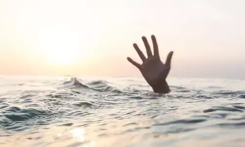 കൂട്ടുകാർക്കൊപ്പം കടലിൽ കുളിക്കാനിറങ്ങി; ശക്തമായ തിരയിൽപ്പെട്ട് അപകടം; വിദ്യാർത്ഥിക്ക് ദാരുണാന്ത്യം;ഒരാൾക്കായി തിരച്ചിൽ തുടരുന്നു; മത്സ്യത്തൊഴിലാളികൾ പാഞ്ഞെത്തിയപ്പോൾ കണ്ടത്