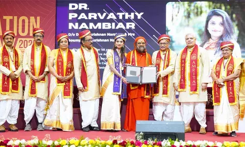 മരുമകള്‍ ഡിസ്റ്റിങ്ഷനോടെ ഡോക്ടറായി; സര്‍ട്ടിഫിക്കറ്റ് സമ്മാനിച്ച് ജസ്റ്റിസ് ദേവന്‍ രാമചന്ദ്രന്‍; കൗതുക നിമിഷത്തിന് വേദിയൊരുക്കി അമൃത ബിരുദദാന ചടങ്ങ്; കൃത്രിമത്വം ഇല്ലാത്ത സേവനം ഡോക്ടര്‍മാര്‍ മുഖമുദ്രയാക്കണമെന്ന് ജസ്റ്റിസ്