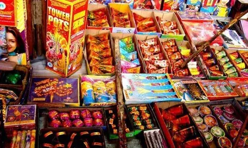 ലൈസന്‍സോ വില്പനാനുമതിയോ ഇല്ല; കണ്ണൂരില്‍ ഓണ്‍ലൈന്‍ വില്‍പ്പനയ്ക്കായി എത്തിച്ച അരക്കോടി രൂപയുടെ പടക്കം പിടിച്ചു