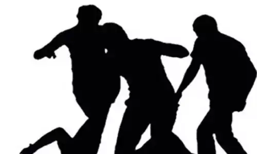 മദ്യലഹരിയില്‍ കാറില്‍ വന്നയാളും ട്രാന്‍സ്ജെന്‍ഡേഴ്സുമായി ഏറ്റമുട്ടി; കണ്ണില്‍ കുരുമുളക് സ്പ്രേ അടിച്ചുവെന്നും മര്‍ദിച്ചുവെന്നും യുവാവ്; തങ്ങളെ മദ്യലഹരിയില്‍ മര്‍ദിച്ചുവെന്ന് കാട്ടി ട്രാന്‍സ്ജെന്‍ഡറും പരാതി നല്‍കി